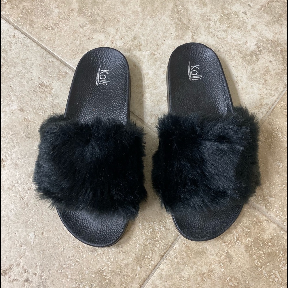 NWOT 🖤 Fuzzy Flip Flops!